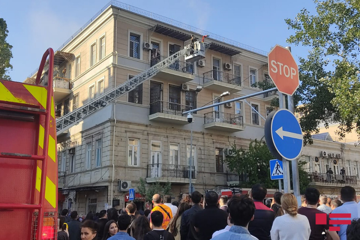 Пожар в жилом доме в центре Баку потушен