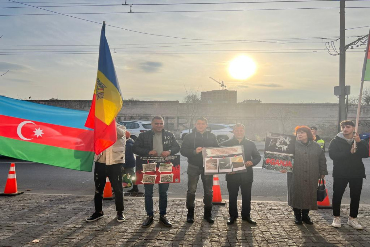 Азербайджанцы Молдовы провели мирный пикет у Посольства Франции