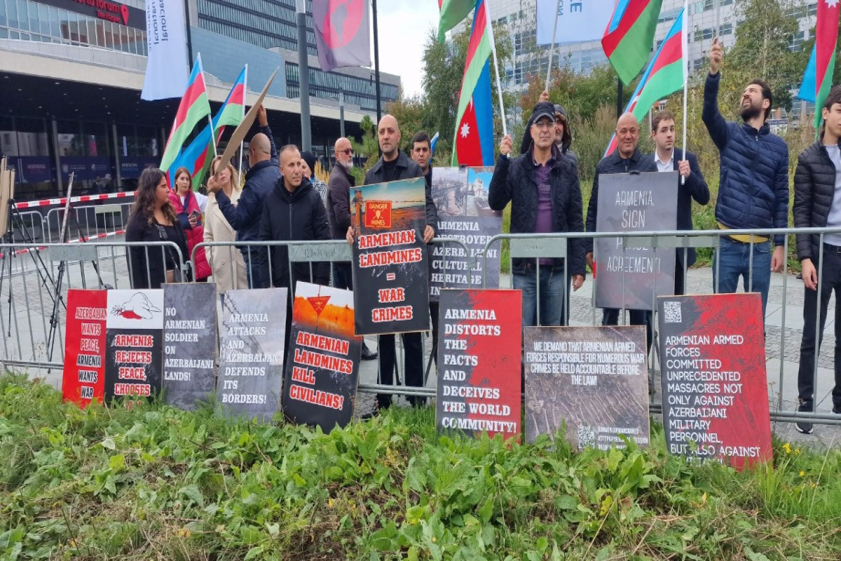 Азербайджанская община провела пикет перед посольством Армении в Нидерландах
