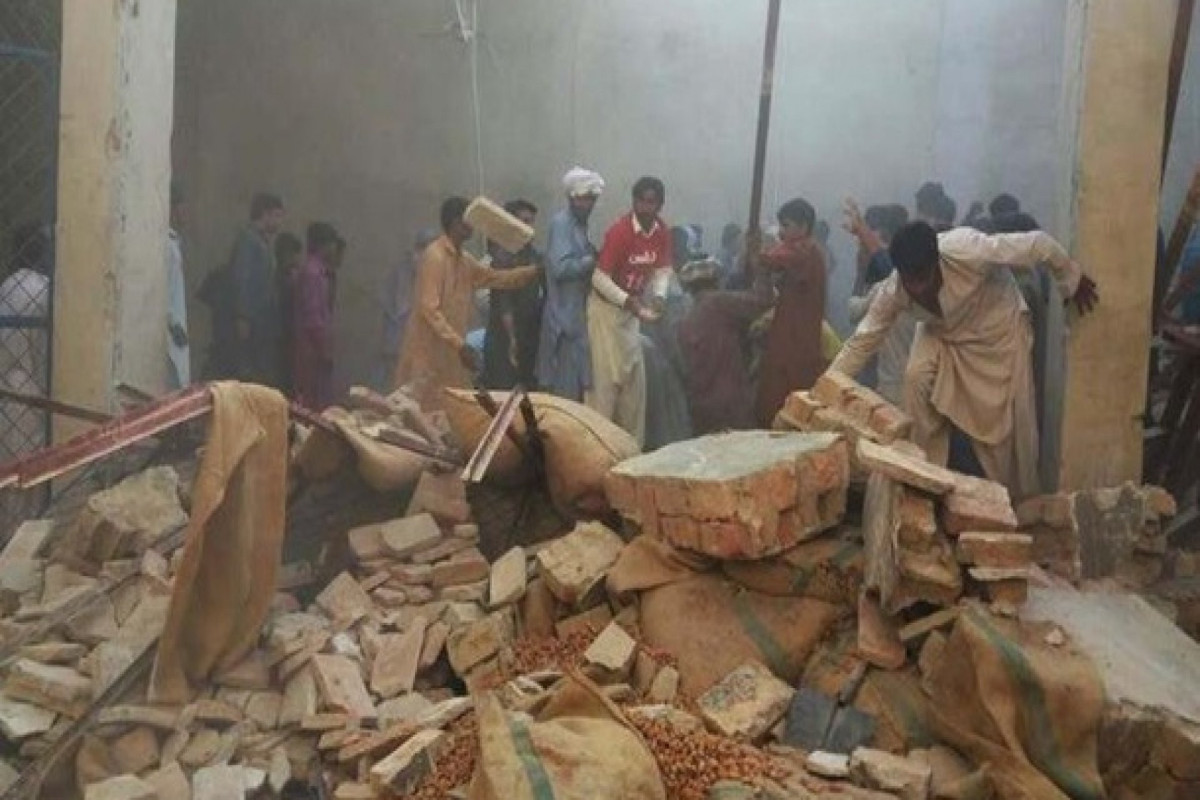 Девять человек погибли при обрушении крыши дома в Пакистане