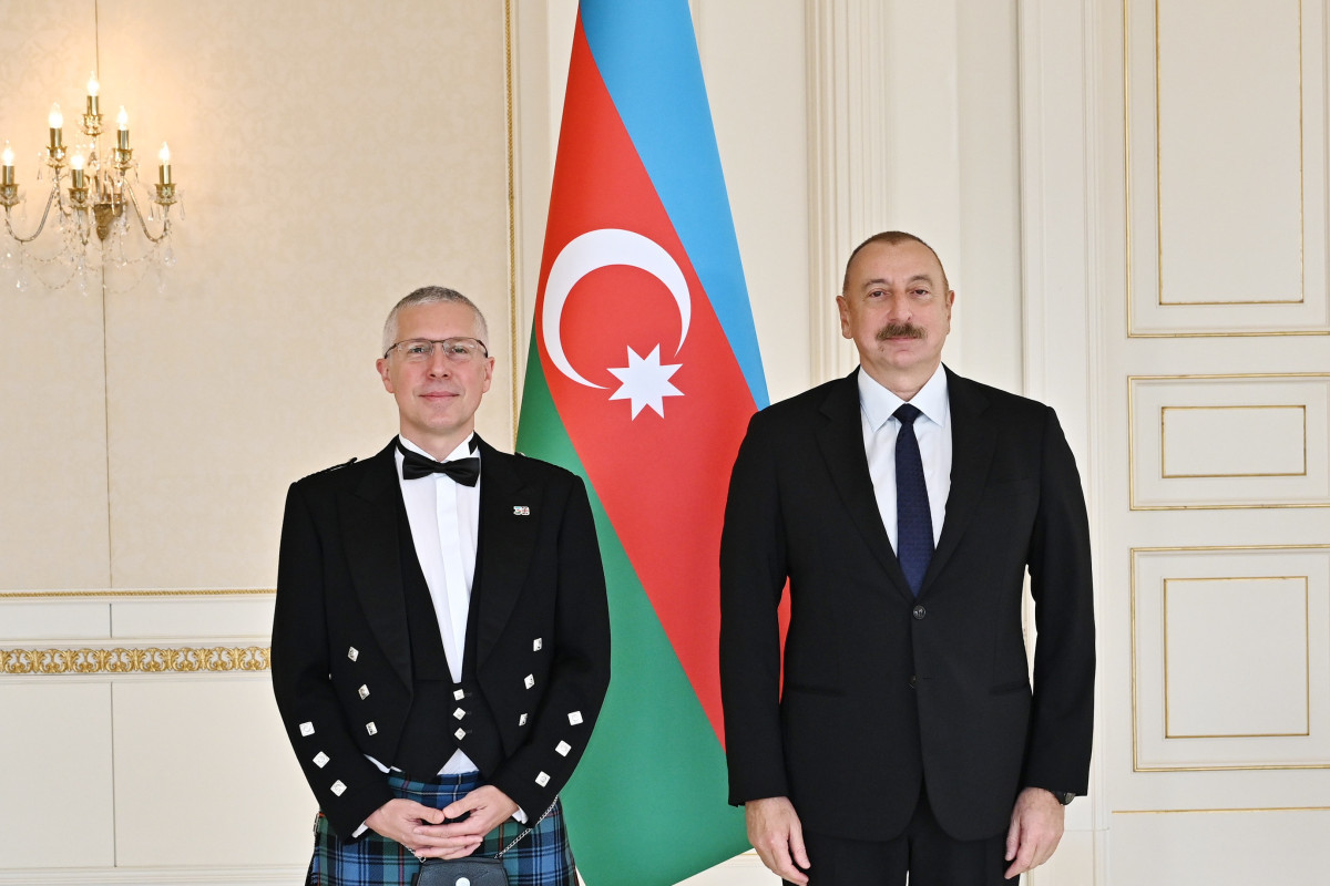 Ильхам Алиев, Фергус Оулд