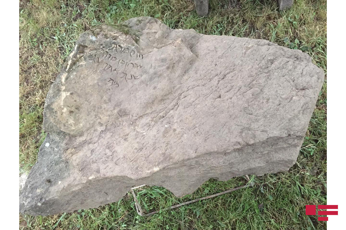 В Азербайджане найдена каменная плита с надписью на древнем арамейском языке- ФОТО 