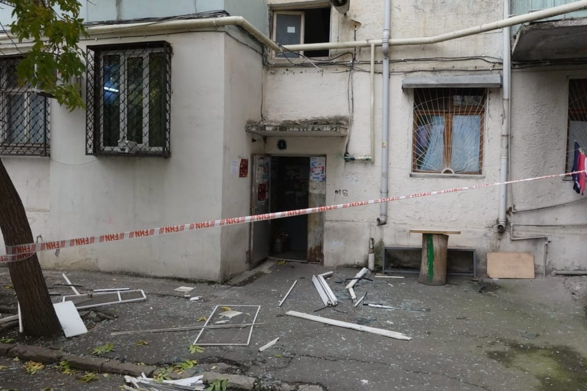 В Ясамальском районе столицы произошел взрыв в жилом доме