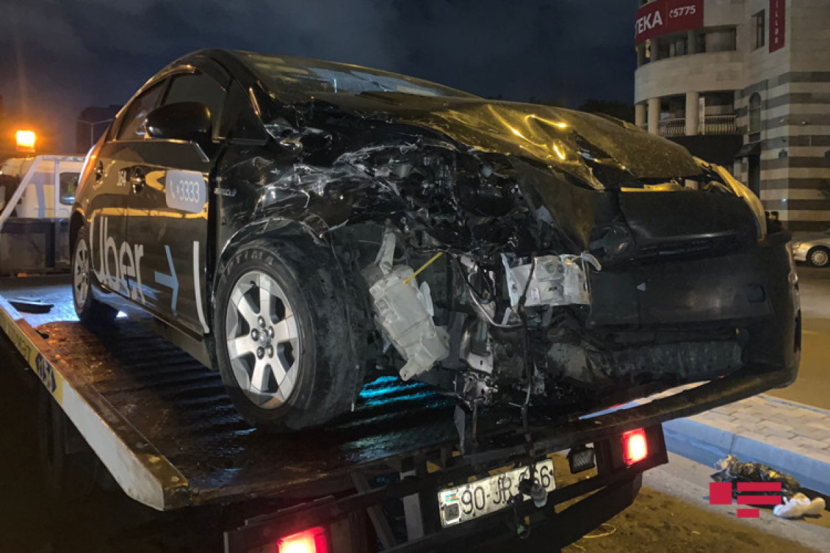 В Баку столкнулись два автомобиля, госпитализированы три человека -ФОТО 