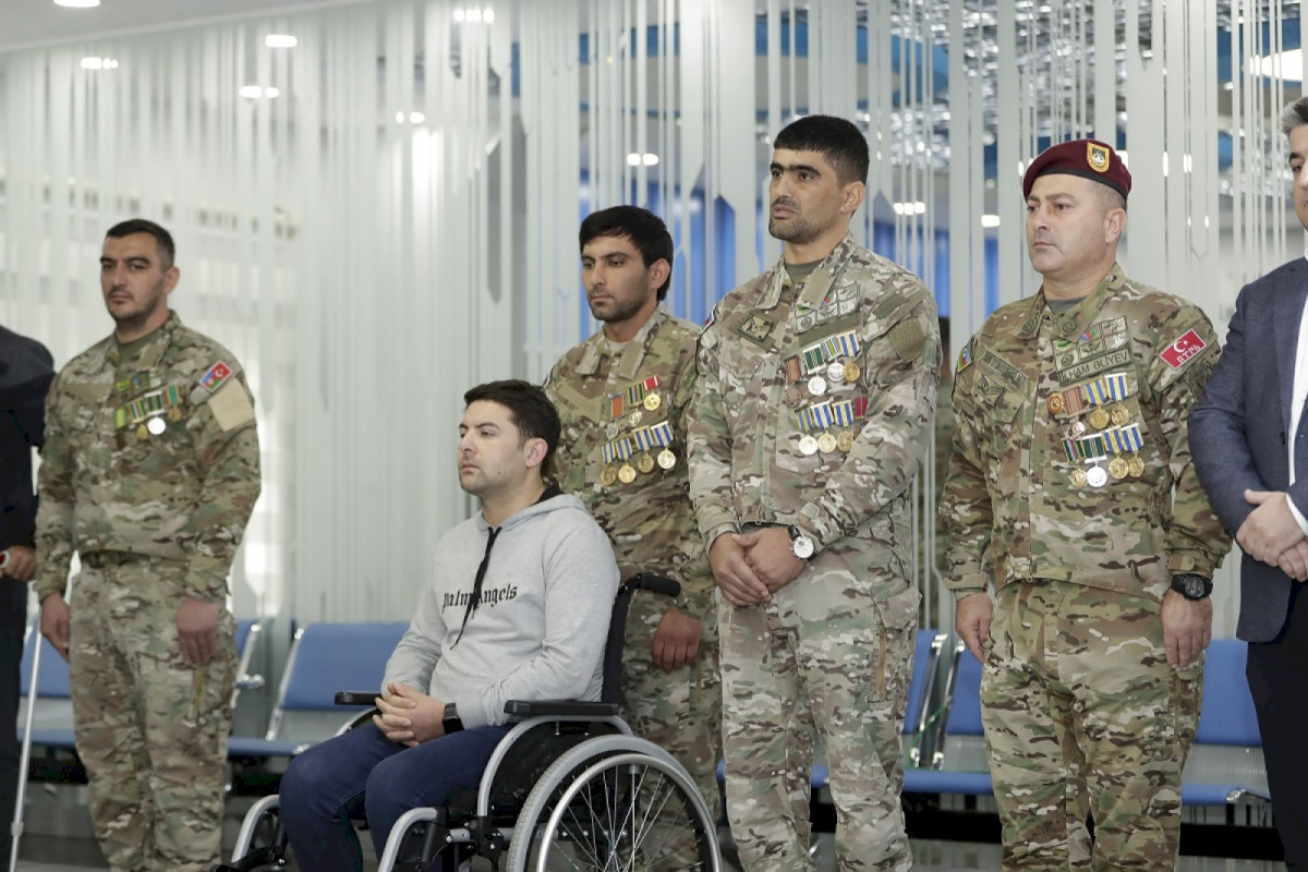 Сахиль Бабаев встретился с военнослужащими, обеспеченными высокотехнологичными протезами