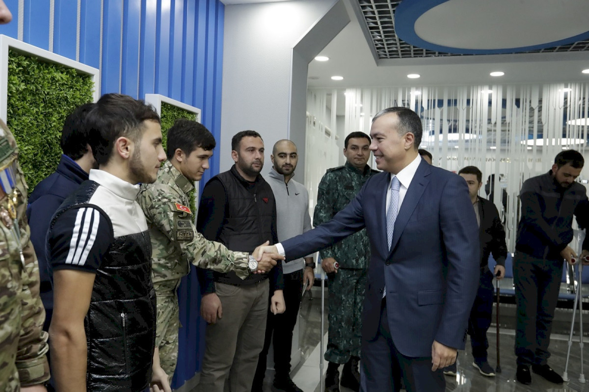 Сахиль Бабаев встретился с военнослужащими, обеспеченными высокотехнологичными протезами 