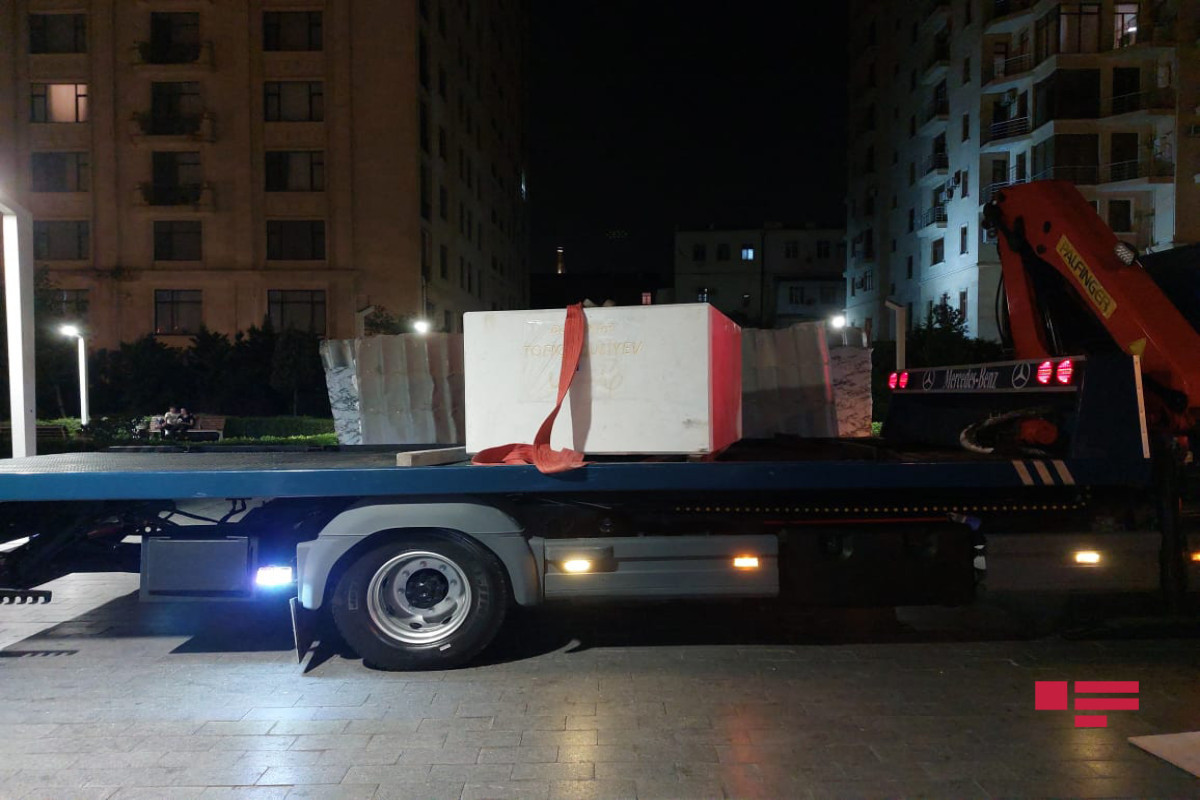 В Баку установлен постамент памятника народному артисту Тофику Гулиеву