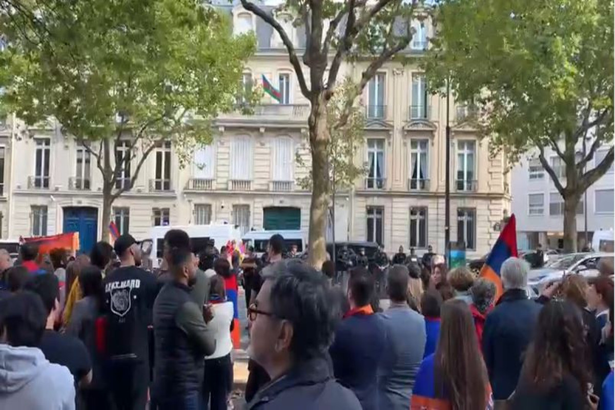Армянские радикалы совершили нападение на посольство Азербайджана в Париже