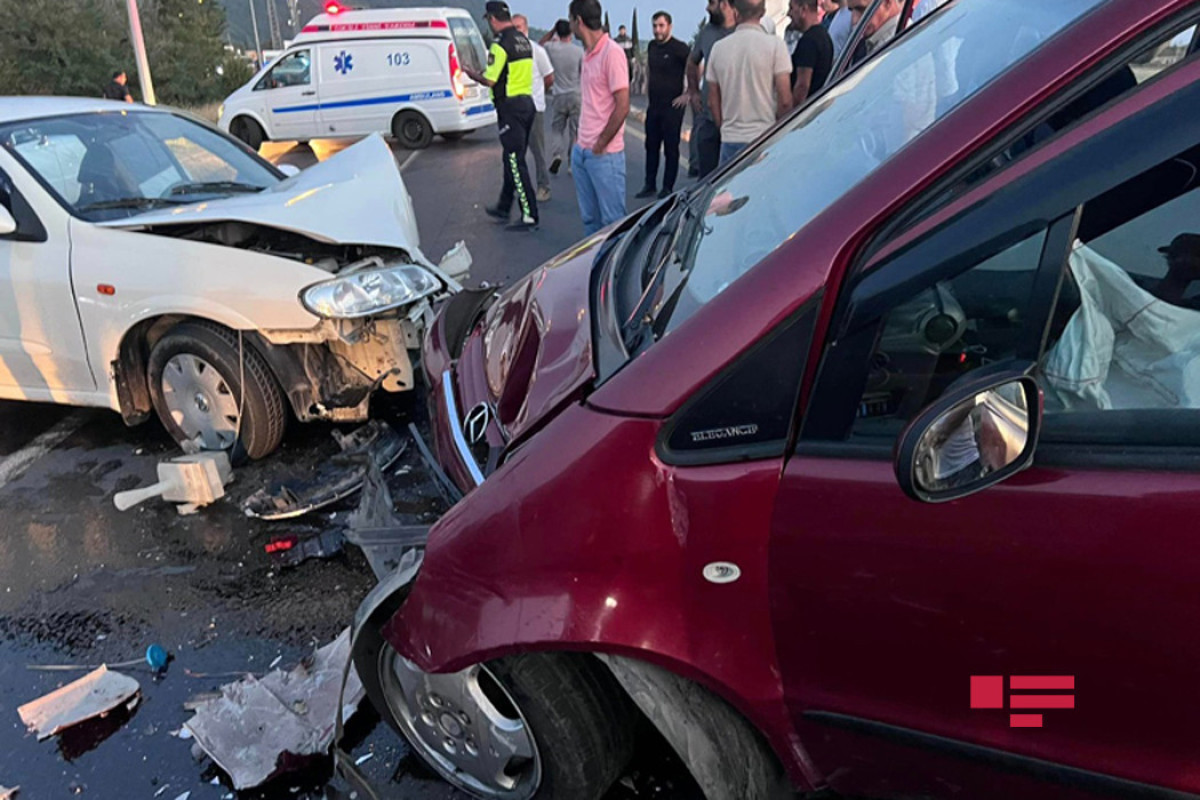 В Загатале столкнулись микроавтобус и автомобиль, пострадали три человека-ФОТО 