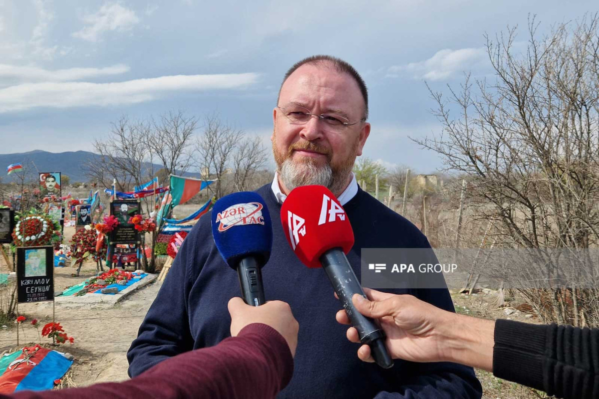 Находящийся в Агдаме британский депутат: Я пытаюсь понять, почему оккупанты извлекали тела из могил