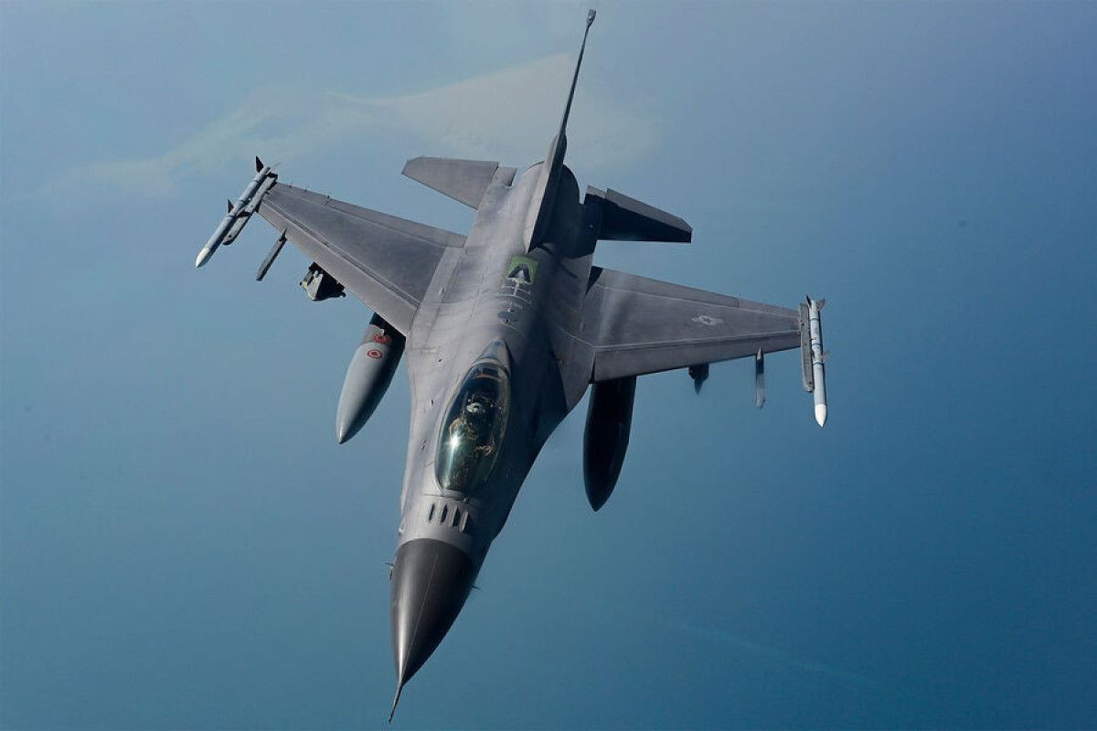 В Японии совершили экстренную посадку два американских истребителя F-16 - СМИ