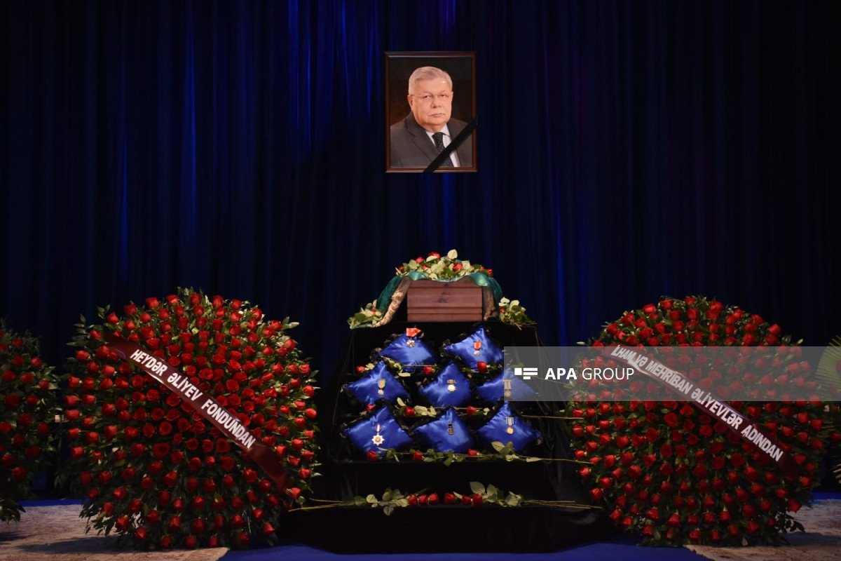 Президент и первая леди прислали венок на церемонию прощания с Азерпашой Нематовым