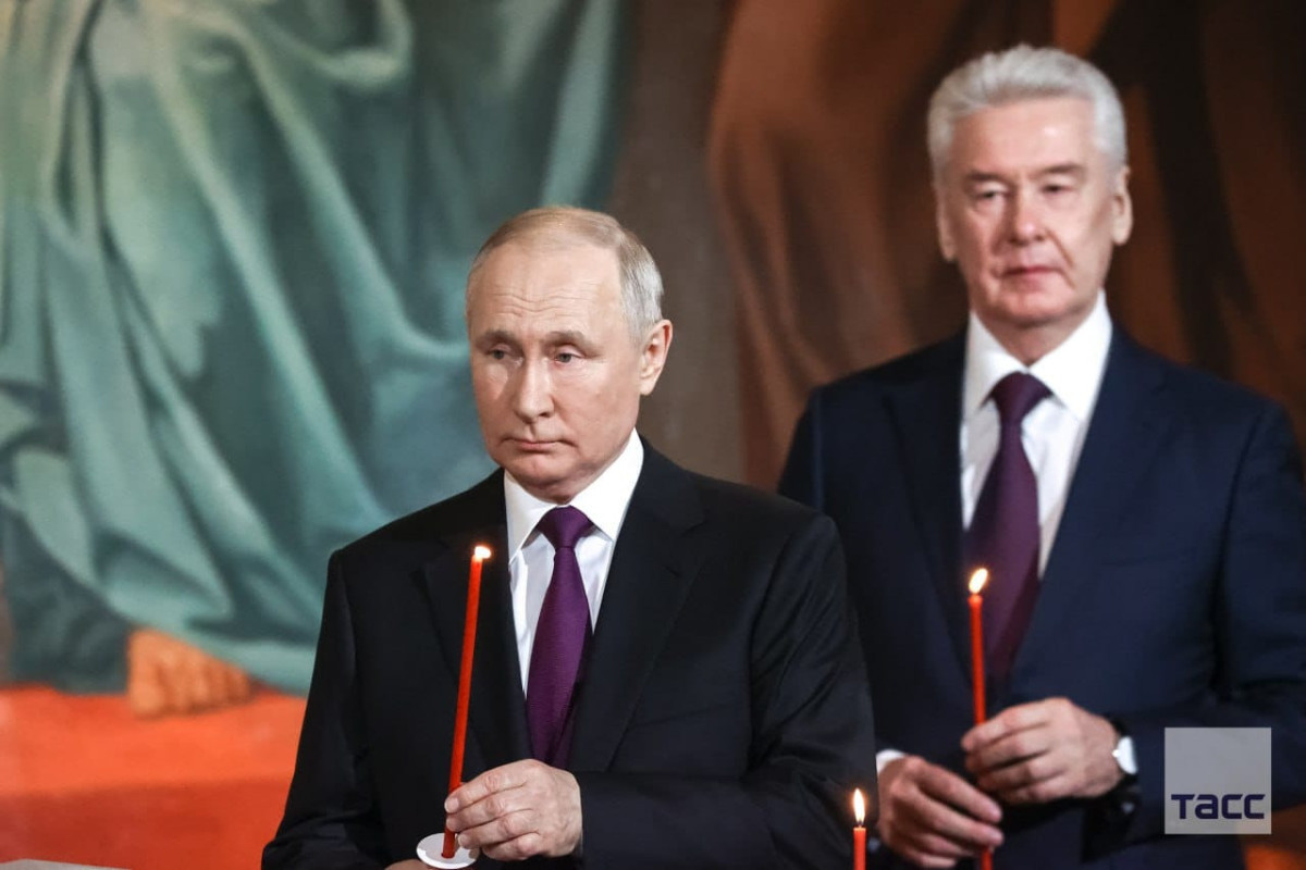 Путин посетил пасхальное богослужение в храме Христа Спасителя-ФОТО 