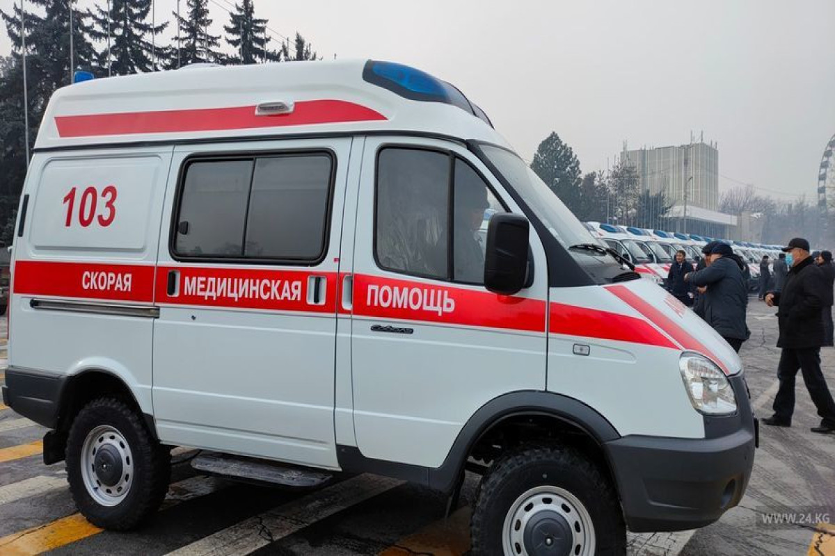 В Бишкеке попал в аварию автобус со школьниками, 18 человек получили ранения-ВИДЕО 
