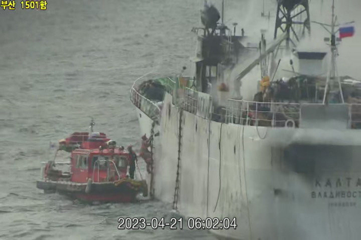 На борту загоревшегося возле Южной Кореи судна обнаружены тела четырех российских моряков
