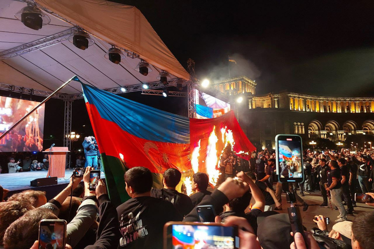 В Ереване сожжены флаги Азербайджана и Турции