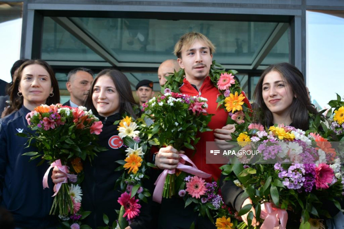 Турецкие тяжелоатлеты, победившие на чемпионате Европы в Ереване, прибыли в Азербайджан