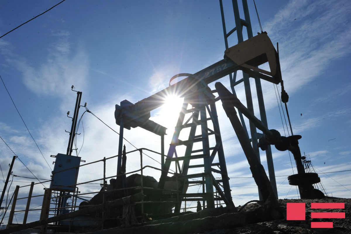 Цена азербайджанской нефти упала ниже $90