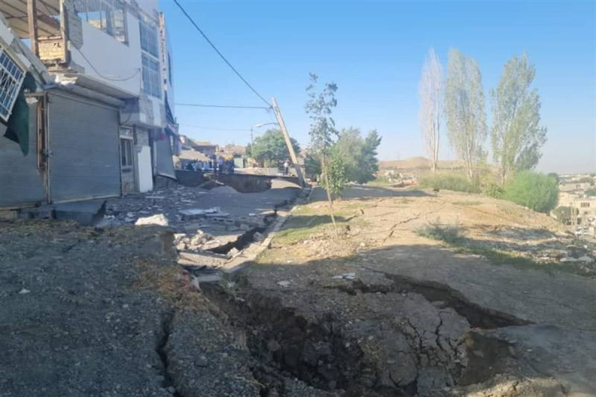 В Иране произошел оползень, несколько зданий обрушились -ВИДЕО 