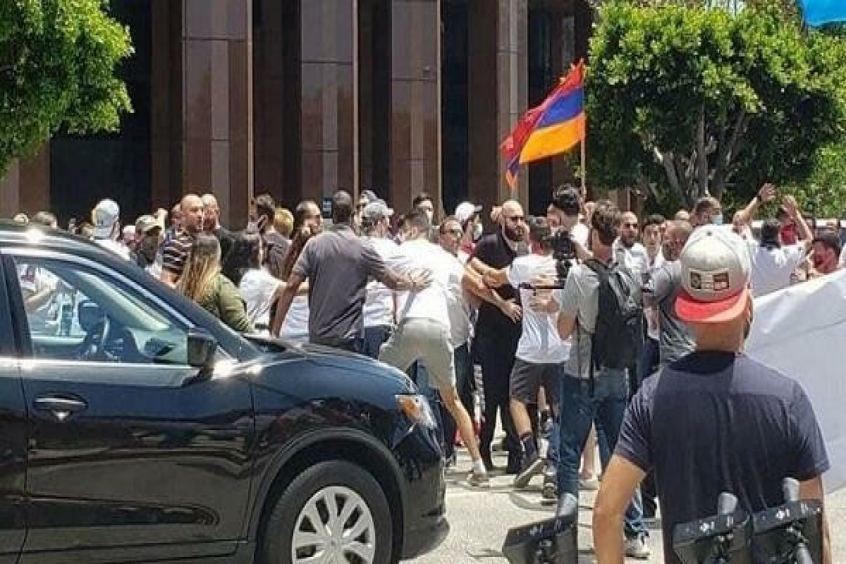 Армяне проводят акцию перед зданием Генконсульства Азербайджана в Лос-Анджелесе