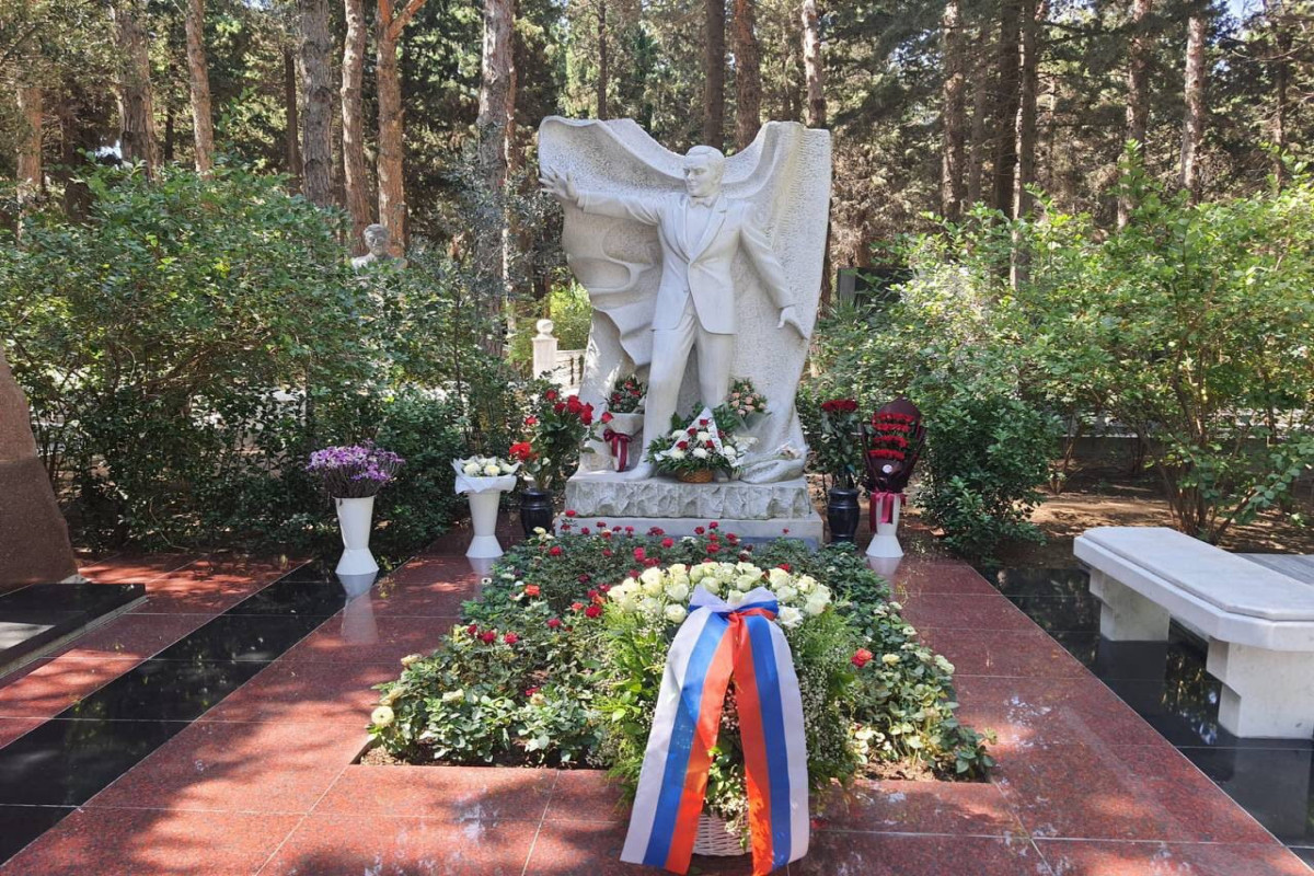 Посол России посетил могилу Муслима Магомаева-ФОТО 