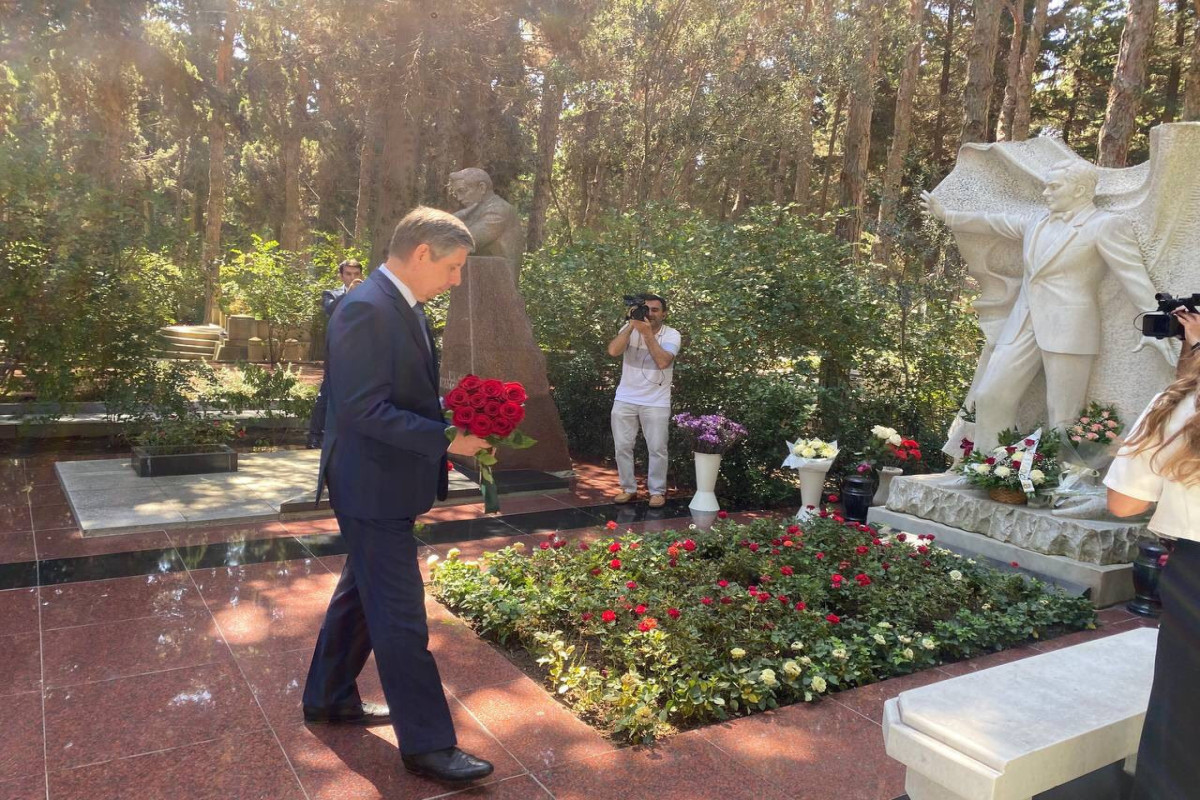 Посол России посетил могилу Муслима Магомаева-ФОТО 