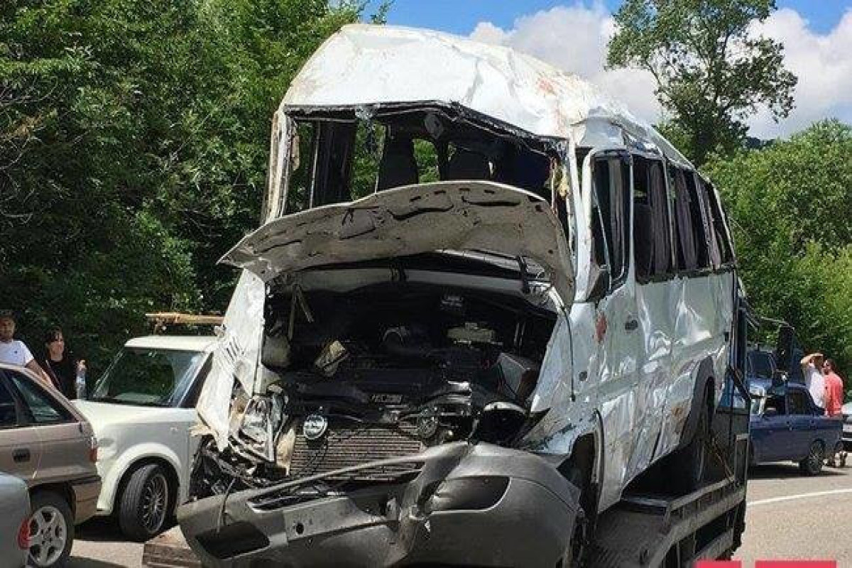 В Шамкире микроавтобус с рабочими попал в аварию, пострадали шесть человек