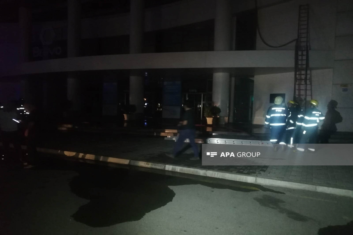 На Сумгайытском железнодорожном вокзале произошел пожар, эвакуированы 10 человек -ОБНОВЛЕНО 