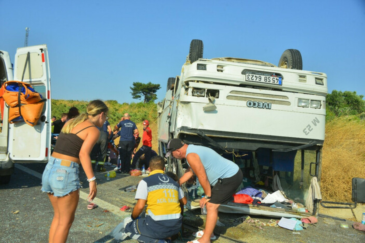 В Турции микроавтобус с рабочими попал в ДТП, пострадали 30 человек -ФОТО 