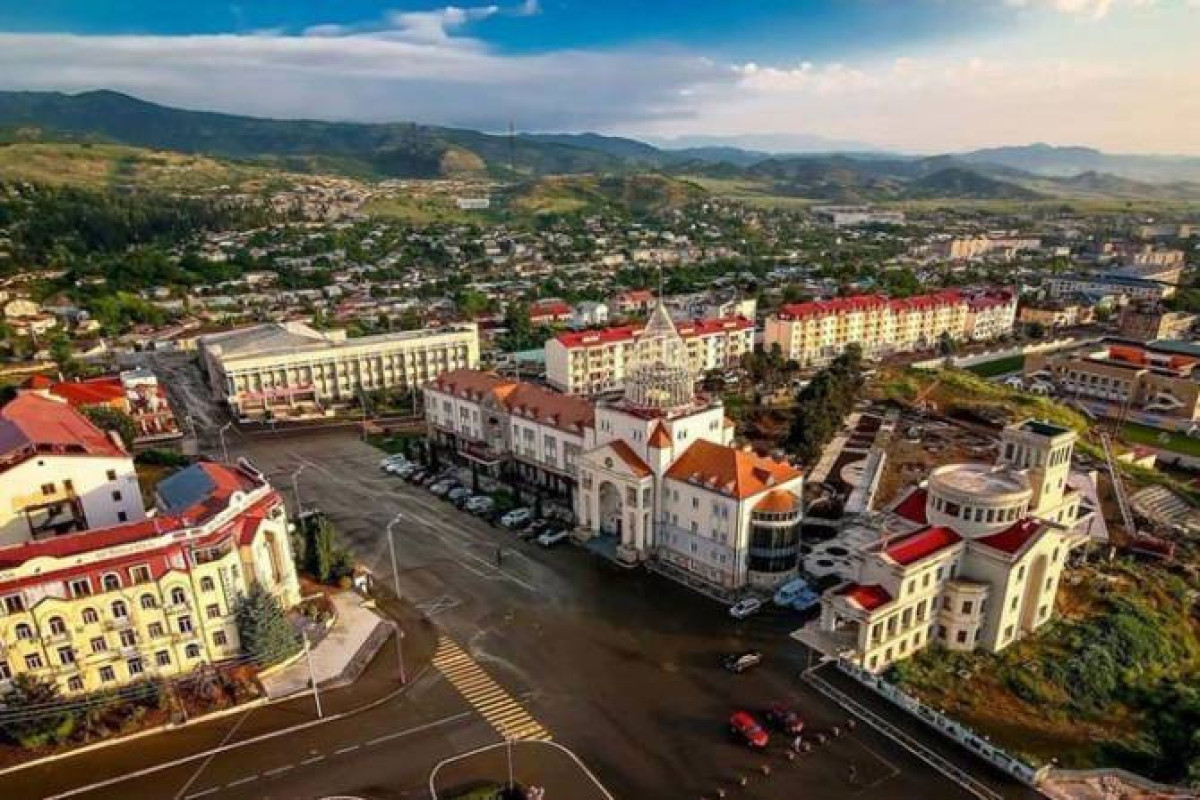 В Ханкенди неизвестные ворвались в здание, где находится офис Араика Арутюняна, и открыли стрельбу-ВИДЕО -ОБНОВЛЕНО 