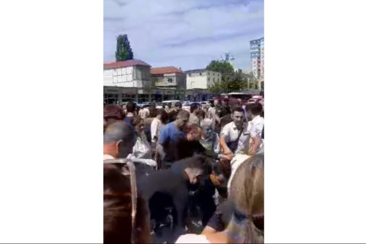 В Баку на улице ударили ножом женщину, есть задержанный