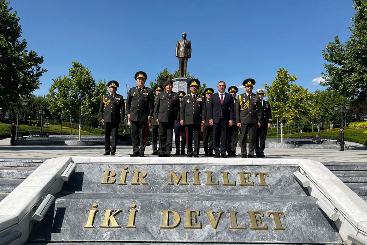 Закир Гасанов посетил парк Гейдара Алиева в Анкаре