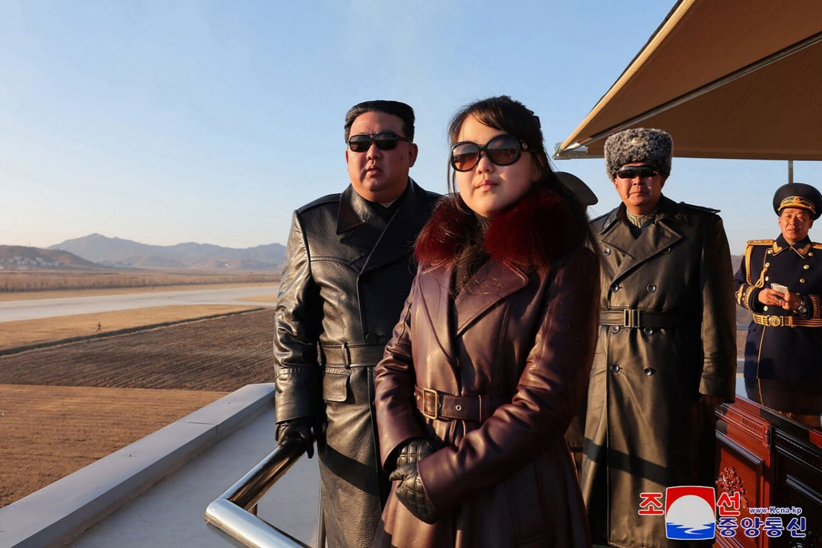 Лидер Северной Кореи с дочерью посетил авиабазу