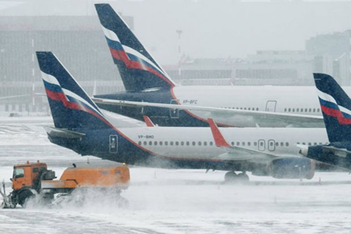 В аэропортах Москвы задержали и отменили более 70 рейсов