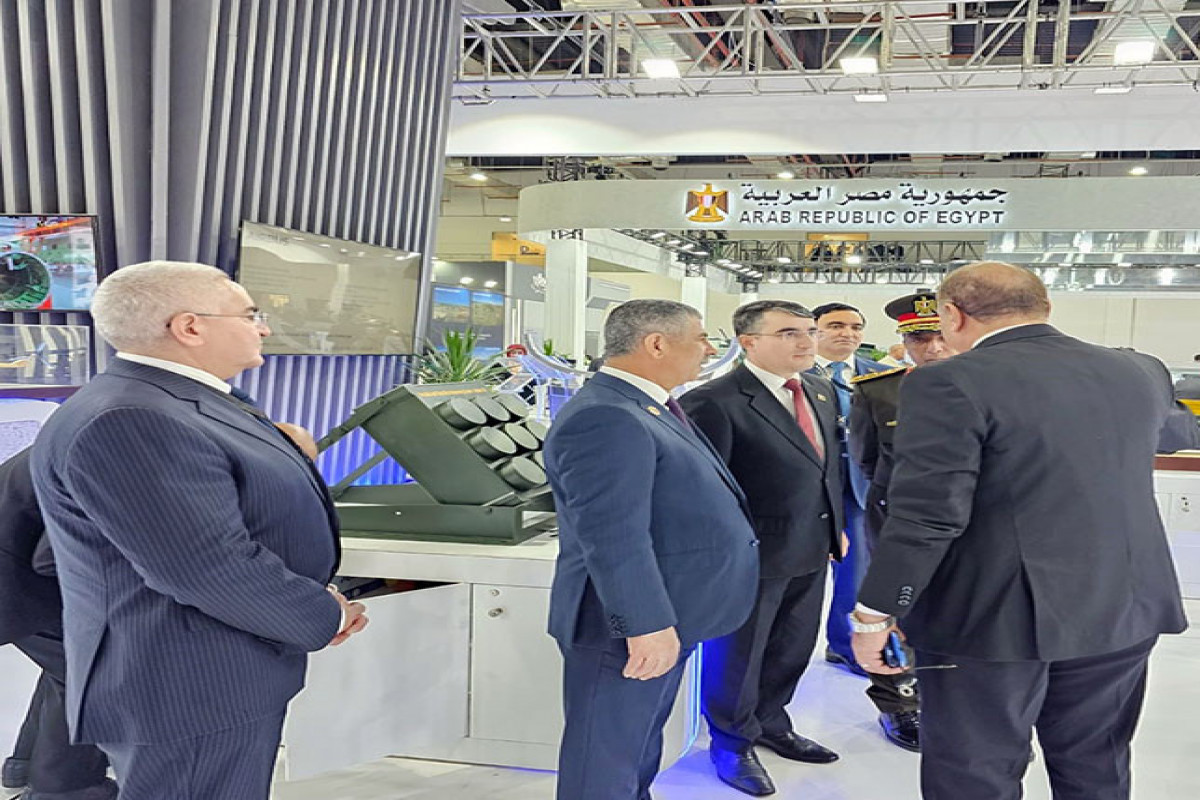 Глава МО Азербайджана ознакомился на международной выставке с образцами боевой техники производства Италии и Египта