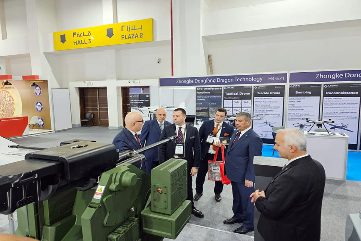 Глава МО Азербайджана ознакомился на международной выставке с образцами боевой техники производства Италии и Египта