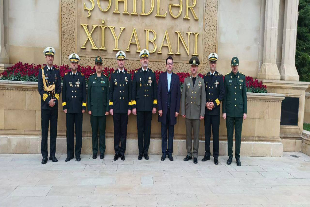 Делегация ВМС Ирана посетила Аллею шехидов в Баку