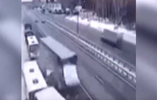 В России фура въехала в колонну Росгвардии, есть погибшие и пострадавшие-ВИДЕО 