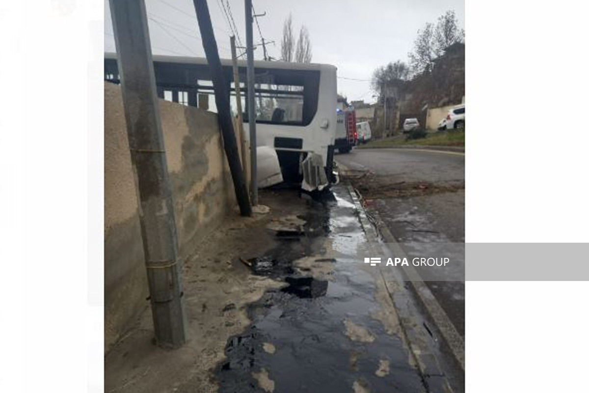 В Баку автобус врезался в крышу жилого дома-ФОТО -ВИДЕО 