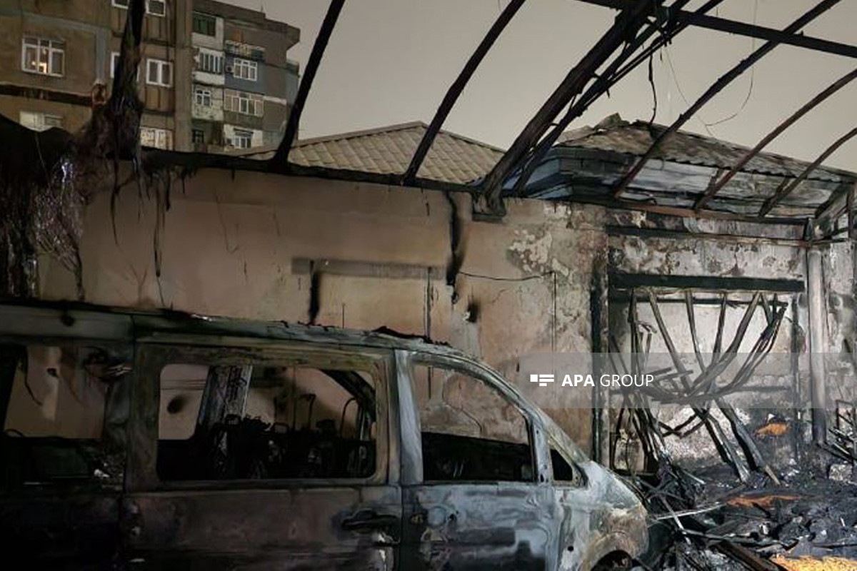 На автомойке в Баку происзошел пожар, сгорело 3 автомобиля-ФОТО 