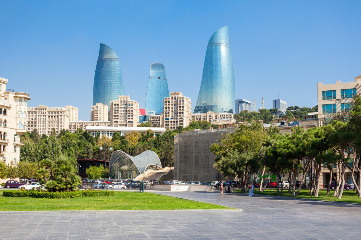 В Баку запретили установку рекламных вывесок на фасады зданий