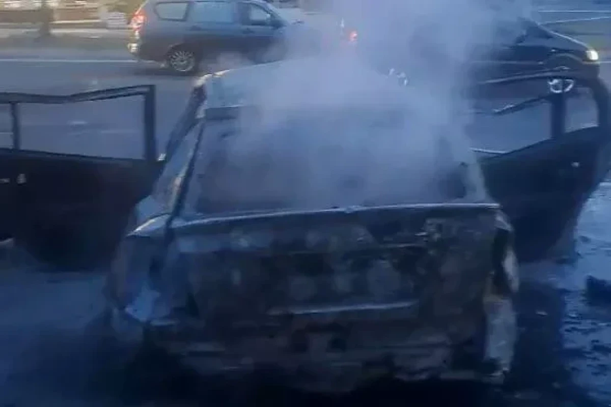 В Ереване сгорел автомобиль, есть пострадавшие