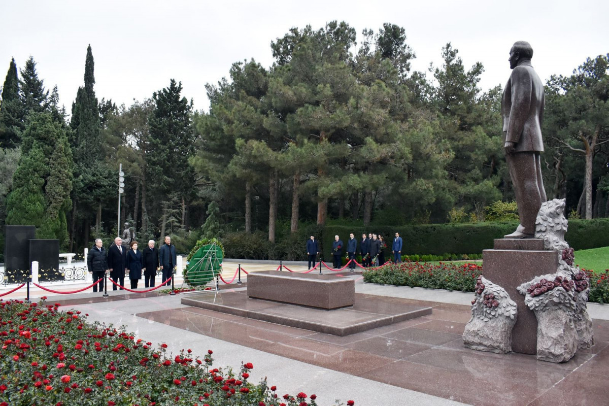 Делегация российского парламента посетила Аллею почетного захоронения в Баку