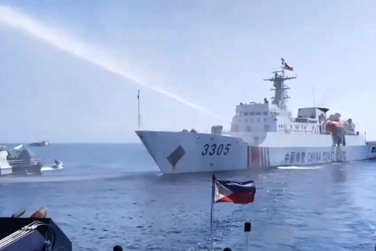 Китайская береговая охрана повредила филиппинские корабли водометами
