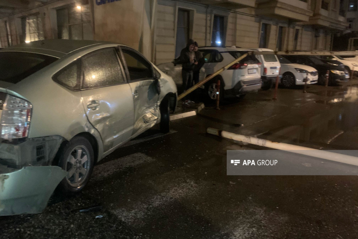 В Баку четыре автомобиля попали в ДТП, повреждена газовая труба-ФОТО 