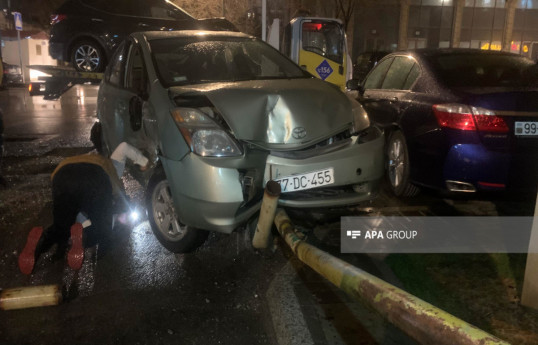 В Баку четыре автомобиля попали в ДТП, повреждена газовая труба-ФОТО 