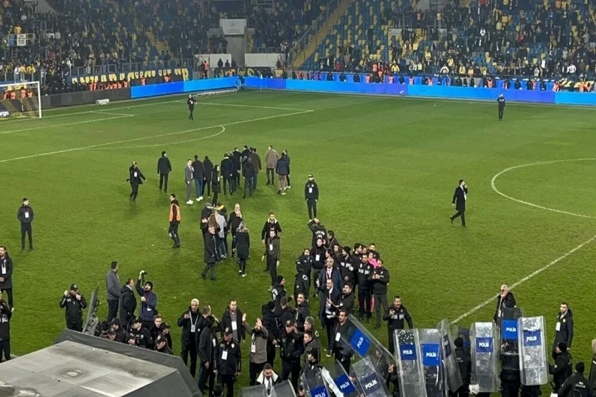 В матче чемпионата Турции президент клуба избил арбитра -ФОТО 