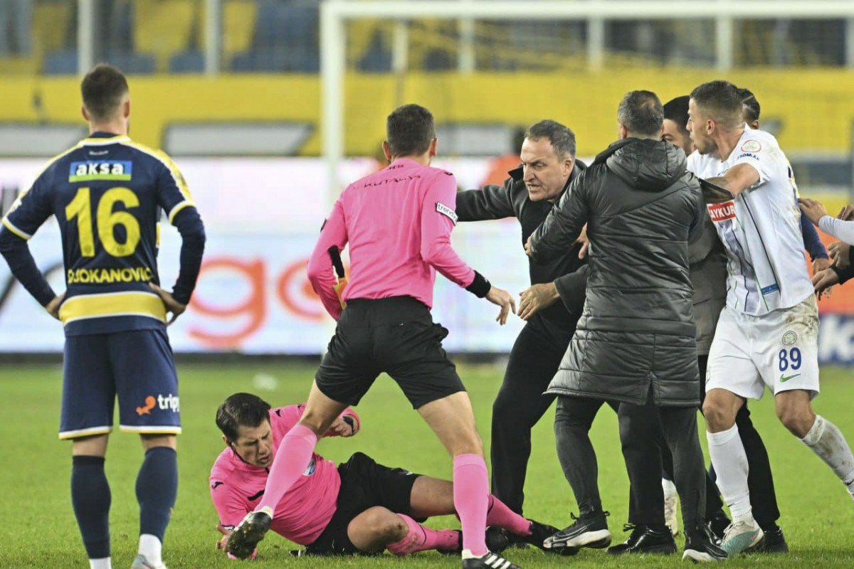 В матче чемпионата Турции президент клуба избил арбитра -ФОТО 