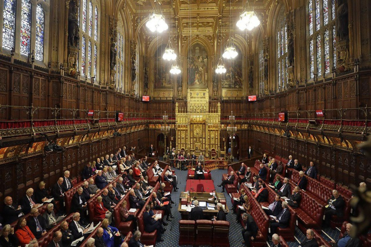 Parliament england. Парламент Британии палата лордов. Палата лордов и палата общин в Великобритании. Верхняя палата парламента Великобритании. Нижняя палата парламента Британии.