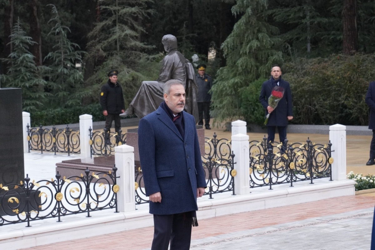Хакан Фидан в Баку посетил могилу Гейдара Алиева, мемориал турецким воинам и Аллею шехидов
